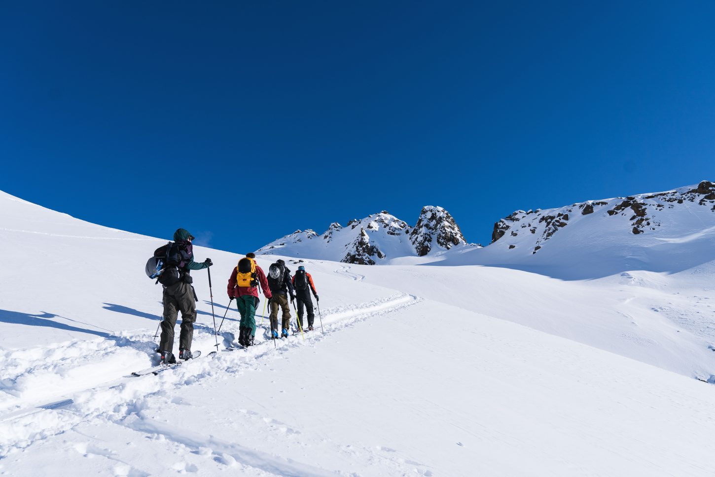 skitouren-gaenger-in-winter-landschaft